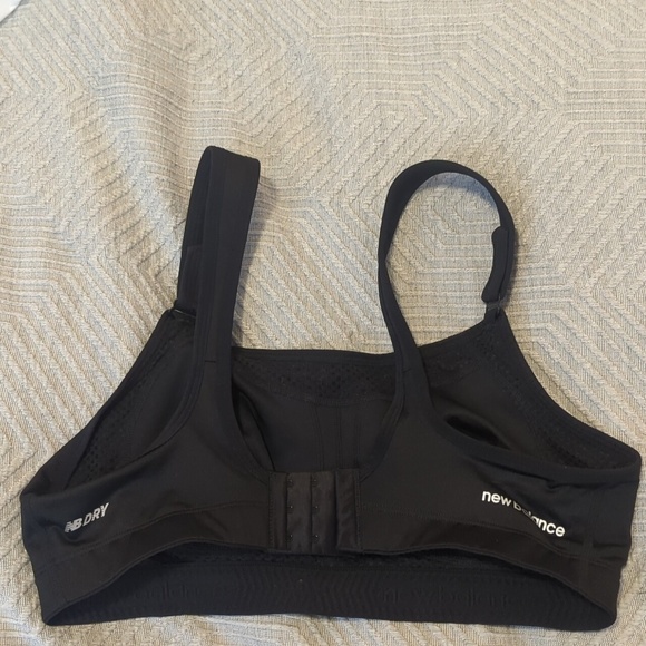 New Balance Shockingly Unshocking sports bra 36c - Picture 2 of 3